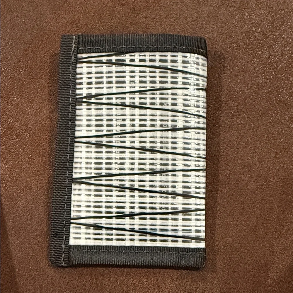 Flowfold Black and White card Wallet